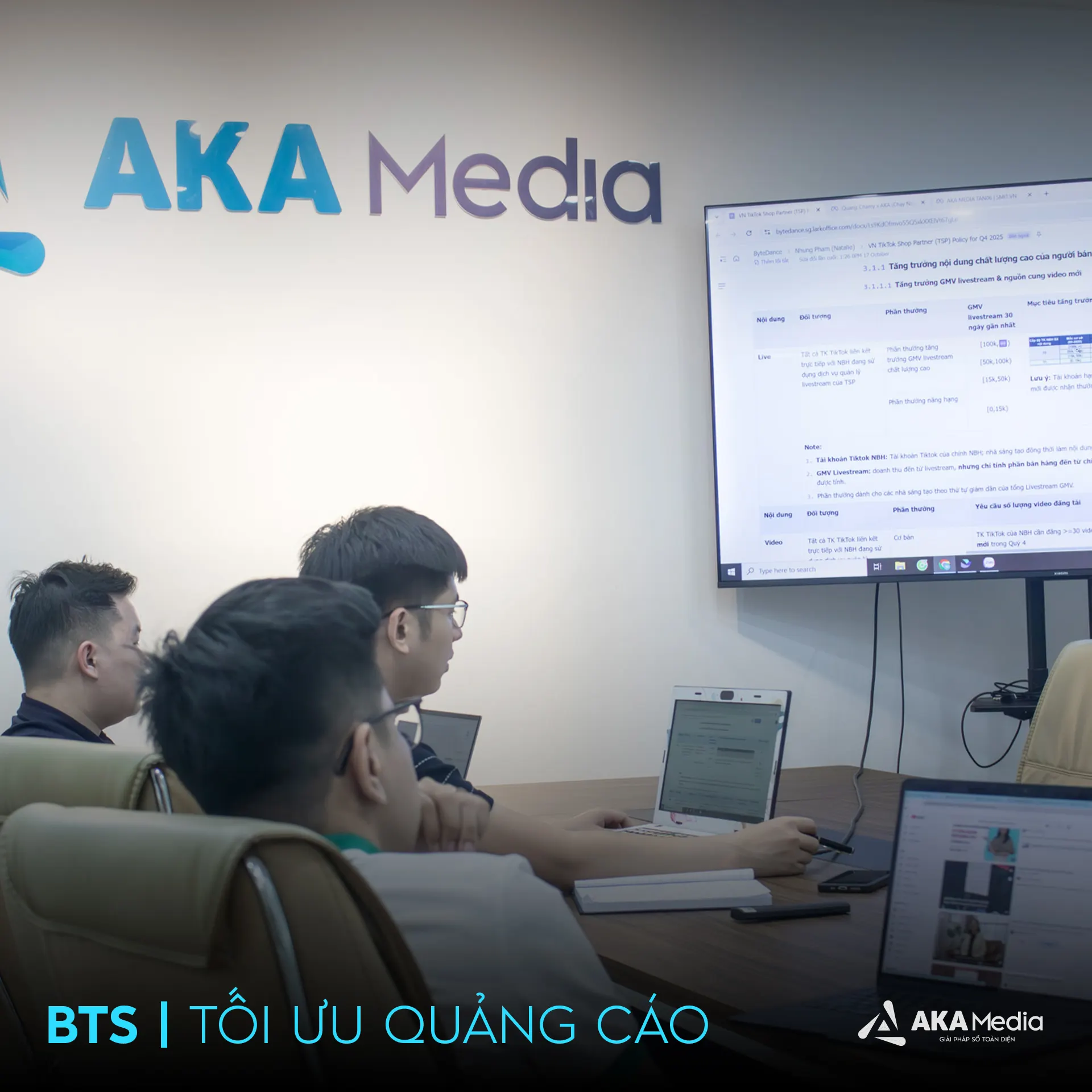 Đội ngũ AKA Media hỗ trợ khách hàng vận hàng quảng cáo Zalo bài bản, theo dõi chỉ số real-time